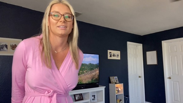 LAURAN VICKERS – Mommy Gives You Nude JOI HD 1080p
