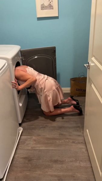 Mom Stuck in Dryer and Fucked on the Washing Machine HD