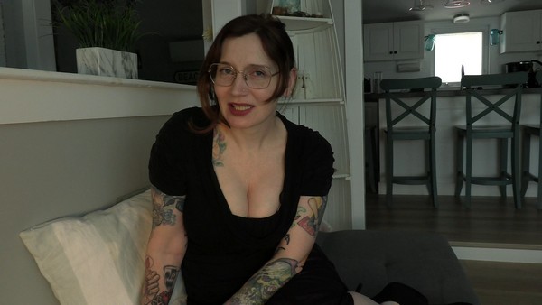 Milky Mommy Helps You – Bettie Bondage 4k